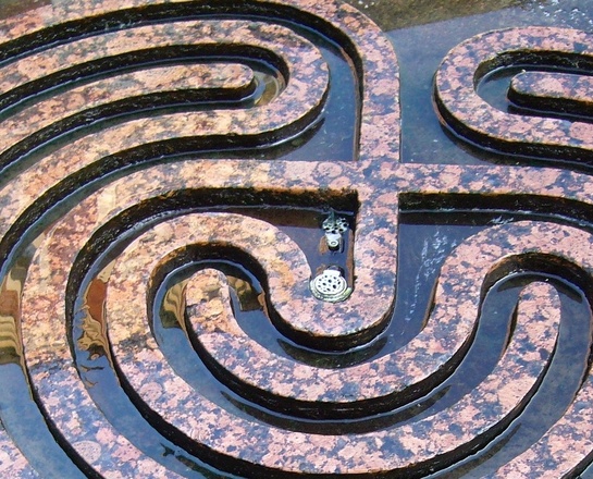 Labyrinth in einem Brunnen